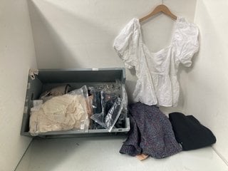 Lot 592  
            Marchington SR13 - Parcel Delivery Only 

                
QTY OF ASSORTED WOMENS CLOTHING - SIZE UK LARGE & 16-18 TO INCLUDE NEW LOOK FLORA...