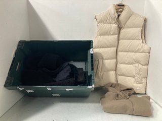 Lot 600  
            Marchington SR13 - Parcel Delivery Only 

                
QTY OF ASSORTED WOMENS CLOTHING - SIZE UK MEDIUM & 12-14 TO INCLUDE ZARA PADDED G...