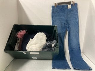 Lot 602  
            Marchington SR13 - Parcel Delivery Only 

                
QTY OF ASSORTED WOMENS CLOTHING - SIZE UK MEDIUM & 12-14 TO INCLUDE M&S SLIM FLAR...