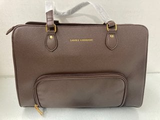 Lot 608  
            Marchington SR13 - Parcel Delivery Only 

                
SAVILE LONDON LEATHER HANDBAG IN COFFEE: LOCATION - A1