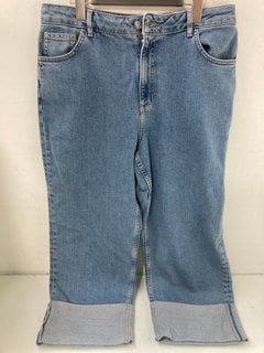 Lot 611  
            Marchington SR13 - Parcel Delivery Only 

                
OLIVER BONAS WOMENS MID WASH TURNBACK JEANS IN BLUE - SIZE UK 12: LOCATION - A1