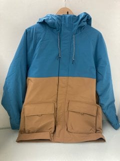 Lot 624  
            Marchington SR13 - Parcel Delivery Only 

                
PASSENGER MENS BALTIC RECYCLED 2.0 PARKA COAT IN TOFFEE/BLUE STEEL - SIZE UK M - ...