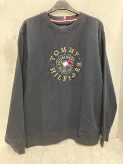 Lot 629  
            Marchington SR13 - Parcel Delivery Only 

                
TOMMY HILFIGER MENS ORIGINAL SWEATSHIRT IN NAVY - SIZE UK XL: LOCATION - B1