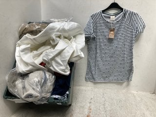 Lot 636  
            Marchington SR13 - Parcel Delivery Only 

                
QTY OF ASSORTED WOMENS CLOTHING - SIZE UK MEDIUM & 12 TO INCLUDE TRESPASS PENELOP...