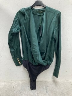 Lot 646  
            Marchington SR13 - Parcel Delivery Only 

                
HOLLAND COOPER WOMENS SILK BODYSUIT IN EMERALD - SIZE UK 12 - ORIGINAL RRP £199: ...
