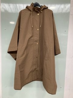 Lot 647  
            Marchington SR13 - Parcel Delivery Only 

                
BARBOUR EVERLEE SHOWERPROOF COAT IN NEUTRAL - ONE SIZE - ORIGINAL RRP £229: LOCAT...
