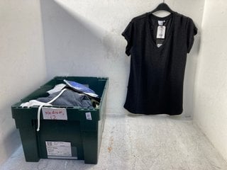 Lot 657  
            Marchington SR13 - Parcel Delivery Only 

                
QTY OF ASSORTED WOMENS CLOTHING - SIZE UK LARGE & 14 TO INCLUDE THE BOHCK PLAIN S...