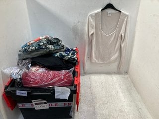 Lot 660  
            Marchington SR13 - Parcel Delivery Only 

                
QTY OF ASSORTED WOMENS CLOTHING - SIZE UK 16,18 & XL+ TO INCLUDE WHITE STUFFMEGAN...