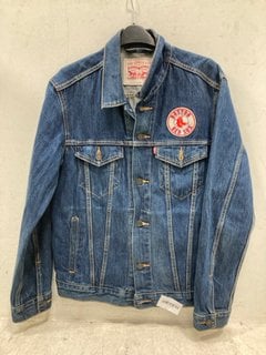 Lot 664  
            Marchington SR13 - Parcel Delivery Only 

                
LEVI'S BOSTON RED SOX DENIM JACKET IN BLUE - SIZE UK M: LOCATION - B3