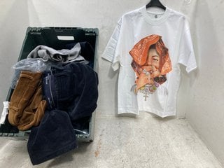 Lot 672  
            Marchington SR13 - Parcel Delivery Only 

                
QTY OF ASSORTED MENS CLOTHING IN VARIOUS SIZES TO INCLUDE POLO RALPH LAUREN FULL ...