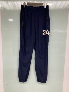 Lot 678  
            Marchington SR13 - Parcel Delivery Only 

                
REPRESENT MENS TRAINING PANTS IN NAVY - SIZE UK M - ORIGINAL RRP £130: LOCATION - B4