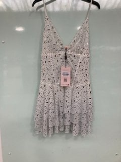 Lot 685  
            Marchington SR13 - Parcel Delivery Only 

                
OH POLLY WOMENS EMBELLISHED RUFFLED TIERED MINI DRESS IN WHITE - SIZE UK 14 - ORI...