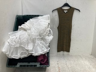 Lot 689  
            Marchington SR13 - Parcel Delivery Only 

                
QTY OF ASSORTED WOMENS CLOTHING - SIZE UK SMALL & 6-8 TO INCLUDE NIKE S/S CREW NE...
