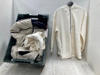 Lot 692  
            Marchington SR13 - Parcel Delivery Only 

                
QTY OF ASSORTED WOMENS CLOTHING - SIZE UK 10-12 TO INCLUDE CRAGHOPPERS ACTIVE FIT...