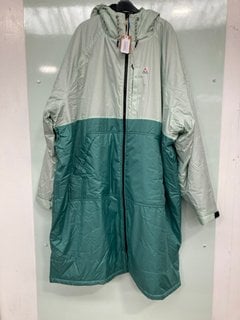 Lot 695  
            Marchington SR13 - Parcel Delivery Only 

                
PASSENGER MENS WAVES RECYCLED SHERPA LINED CHANGING ROBE IN SPEARMINT/DEEP OCEAN ...