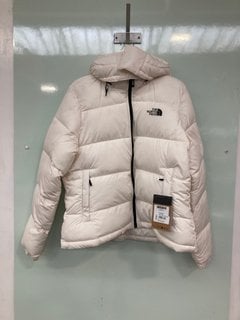 Lot 710  
            Marchington SR13 - Parcel Delivery Only 

                
THE NORTH FACE LADIES PUFFER JACKET IN WHITE DUNE UK SIZE LARGE - ORIGINAL RRP £2...