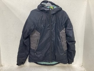 Lot 715  
            Marchington SR13 - Parcel Delivery Only 

                
RAB PRIMALOFT LADIES COAT IN BLACK-UK SIZE M: LOCATION - B6