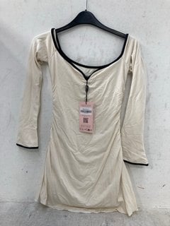 Lot 717  
            Marchington SR13 - Parcel Delivery Only 

                
OH POLLY LADIES SWING MINI DRESS IN IVORY-UK SIZE M: LOCATION - B6