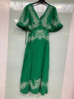 Lot 723  
            Marchington SR13 - Parcel Delivery Only 

                
NOBODY'S CHILD NICKY EMBROIDERED MIDI DRESS IN GREEN-UK SIZE 12-ORIGINAL RRP £200...
