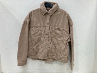 Lot 724  
            Marchington SR13 - Parcel Delivery Only 

                
FREE PEOPLE LADIES CORD JACKET IN BEIGE-UK SIZE XS-ORIGINAL RRP £118.00: LOCATION...