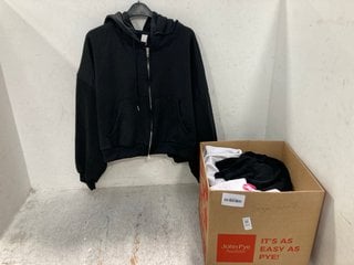 Lot 727  
            Marchington SR13 - Parcel Delivery Only 

                
QTY OF ASSORTED LADIES CLOTHING IN UK SIZE 16-18 TO INCLUDE BOOHOO TALL WIDE LEG ...