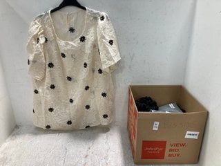 Lot 728  
            Marchington SR13 - Parcel Delivery Only 

                
QTY OF ASSORTED LADIES CLOTHING IN UK PLUS SIZES TO INCLUDE TWIST & DRY LARISSA S...