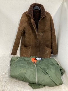 Lot 741  
            Marchington SR13 - Parcel Delivery Only 

                
MENS BOMBER JACKET IN GREEN-UK SIZE L-TO INCLUDE REAL SHEEPSKIN JACKET IN BROWN (...