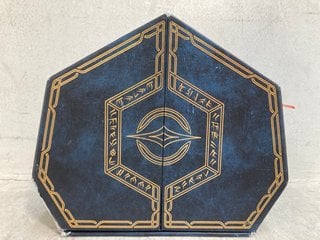 Lot 744  
            Marchington SR13 - Parcel Delivery Only 

                
TOMORROWLAND BELGIUM MMXIV PRESENTATION CRYSTAL IN RED: LOCATION - B7