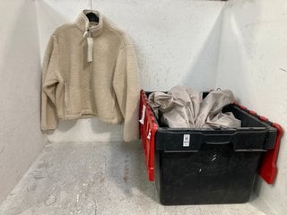 Lot 748  
            Marchington SR13 - Parcel Delivery Only 

                
QTY OF ASSORTED LADIES CLOTHING IN UK SIZE 6/8 AND XS TO INCLUDE STORMTEX PUFFIT ...