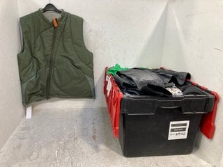 Lot 749  
            Marchington SR13 - Parcel Delivery Only 

                
QTY OF ASSORTED LADIES CLOTHING IN UK SIZES 16-18 TO INCLUDE THINSULATE REVERSIBL...