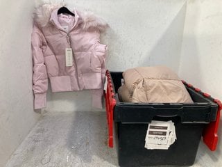 Lot 750  
            Marchington SR13 - Parcel Delivery Only 

                
QTY OF ASSORTED LADIES CLOTHING IN UK SIZE 14/LARGE TO INCLUDE HOLLISTER HOODED P...