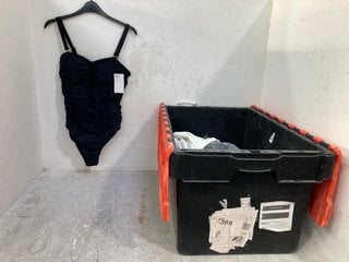 Lot 751  
            Marchington SR13 - Parcel Delivery Only 

                
QTY OF ASSORTED LADIES APPAREL IN VARIOUS SIZES TO INCLUDE PAIR OF MBUK DMR RIDIN...