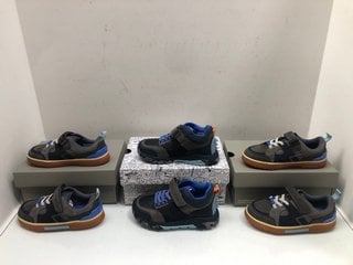 Lot 754  
            Marchington SR13 - Parcel Delivery Only 

                
3 X ASSORTED KIDS SHOES TO INCLUDE CLARKS STEGGY 2 GLOW K SHOES IN NAVY COMBI - U...