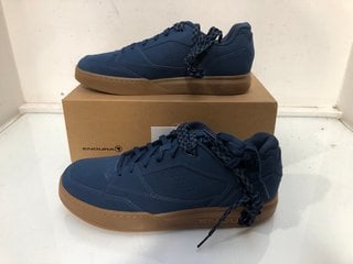 Lot 818  
            Marchington SR13 - Parcel Delivery Only 
                
ENDURA HUMMVEE FLAT PEDAL MENS SHOES IN NAVY-UK SIZE 12: LOCATION - B11