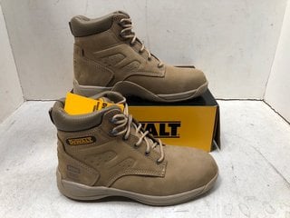 Lot 869  
            Marchington SR13 - Parcel Delivery Only 
                
DEWALT BOLSTER WORK BOOTS IN STONE-UK SIZE 9: LOCATION - B13