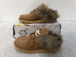 Lot 882  
            Marchington SR13 - Parcel Delivery Only 
                
KICKERS LEATHER KICK MULES IN TAN-UK SIZE 5: LOCATION - B14