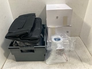 Lot 927  
            Marchington SR13 - Parcel Delivery Only 
                
QTY OF ASSORTED ITEMS TO INCLUDE 4 X PROFESSIONAL HAIRDRESSING BAGS IN BLACK: LOC...