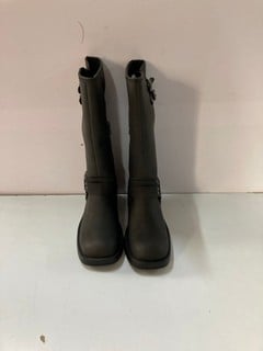 Lot 216  
            Nottingham SR1 - Delivery Only 
                
ROCKET DOG WOMEN'S BOOTS - BLACK - SIZE - UK 5