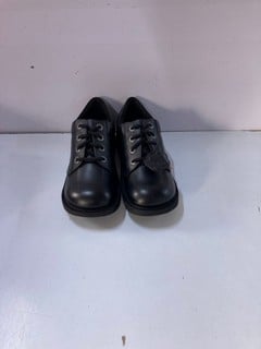 Lot 217  
            Nottingham SR1 - Delivery Only 
                
KICKERS CHILDREN'S SCHOOL SHOES - BLACK - SIZE - KIDS 39