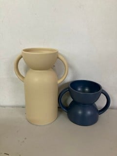 Lot 275  
            Nottingham SR1 - Delivery Only 

                
2 X SET OF 2 HANDLED TOTEMS - CREAM/NAVY