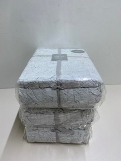 Lot 405  
            Nottingham SR1 - Delivery Only 

                
3 X THE HOTEL COLLECTION SUPER KING SIZE DUVET COVER SETS - GREY