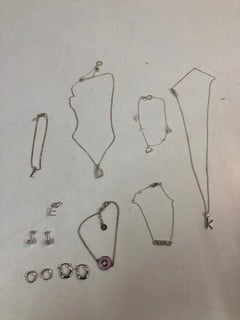 Lot 47  
            Nottingham SR1 - Delivery Only 

                
BOX OF VARIOUS JEWELLERY ITEMS INC. MAMA BRACELET