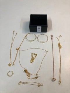 Lot 49  
            Nottingham SR1 - Delivery Only 

                
BOX OF VARIOUS JEWELLERY ITEMS INC. HEART BANGLE BRACELET