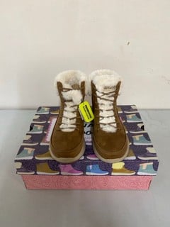 Lot 670  
            Nottingham SR1 - Delivery Only 

                
SKETCHERS GO WALK WOMEN'S BOOTS - BROWN - SIZE - UK 4