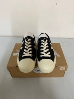 Lot 672  
            Nottingham SR1 - Delivery Only 

                
VEJA WATA II LOW CANVAS WOMEN'S SHOES - NAVY & CREAM - SIZE - UK 5