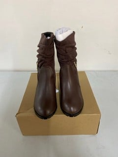 Lot 673  
            Nottingham SR1 - Delivery Only 

                
WOMEN'S BOOTS - BROWN - SIZE - 4