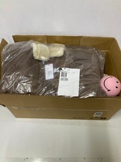 Lot 681  
            Nottingham SR1 - Delivery Only 

                
BOX OF VARIOUS DESIGNER CLOTHING - MULTIPLE SIZES & MULTIPLE COLOURS