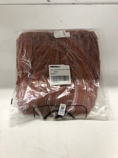 Lot 570  
            Nottingham SR2 - Delivery Only 

                
EMBER PRINTED MIDI S UK SIZE: L ORIGINAL RRP: £118.00