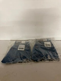 Lot 595  
            Nottingham SR2 - Delivery Only 

                
2 X HIGH RISE SHORT VINTAGE DENIM UK SIZE : 27 ORIGINAL RRP : £60.00