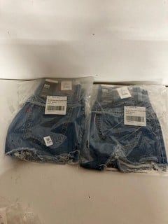 Lot 596  
            Nottingham SR2 - Delivery Only 

                
2 X HIGH RISE SHORT VINTAGE DENIM UK SIZE : 27 ORIGINAL RRP : £60.00